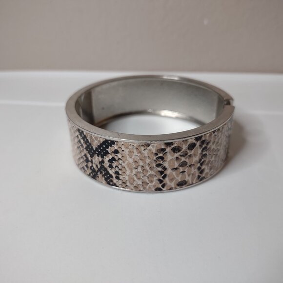 7.5 Inch Hinged Snakeskin Print Bracelet - Picture 4 of 8